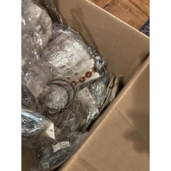 LARGE LOT OF MIXED FASHION AND COSTUME JEWELRY. 18 Different Pieces. 12 Of Each - Picture 6 of 7